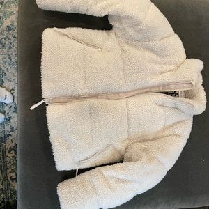 Never worn Aritzia mega puff size S